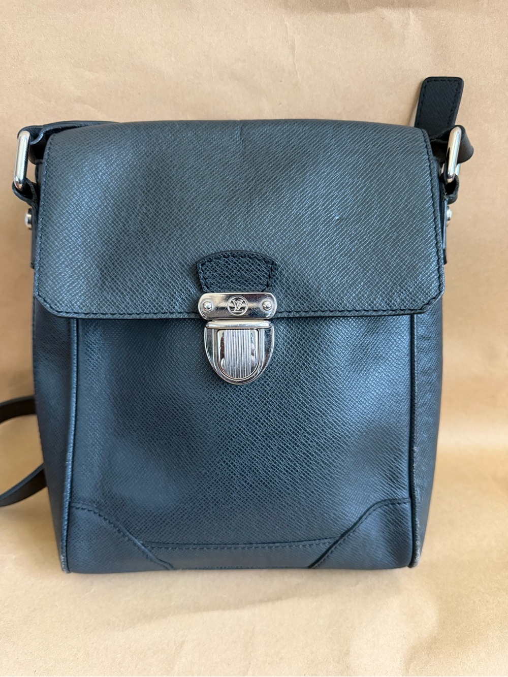 Louis Vuitton Taiga Luka in Ardoise